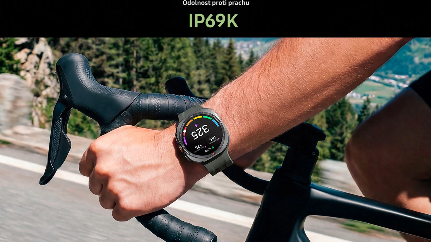 Muž so smart hodinkami na z&aacute;p&auml;st&iacute; jazd&iacute; na bicykli