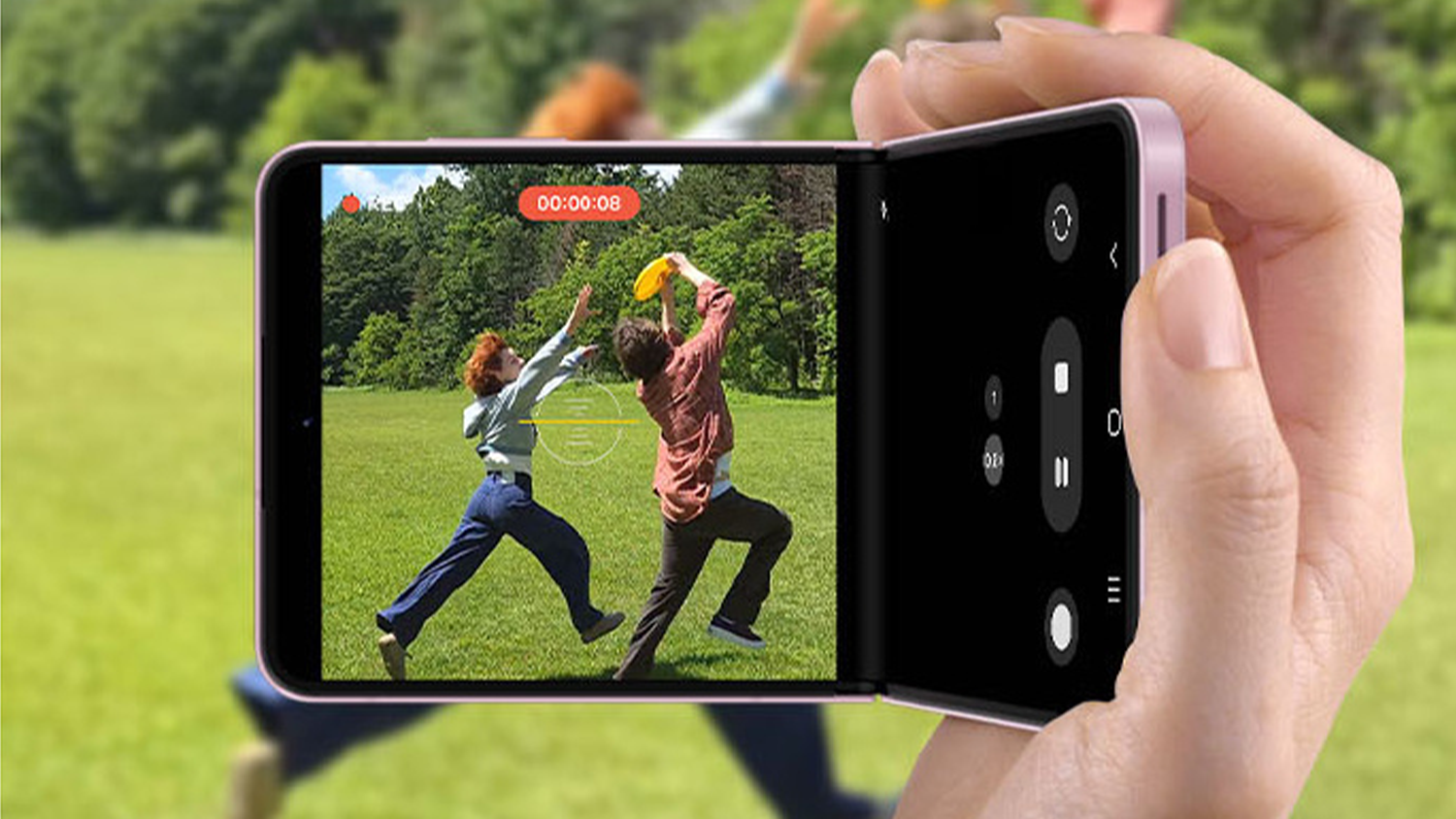 Ruka drží telefon Samsung Galaxy Z Flip8 5G při natáčení videa