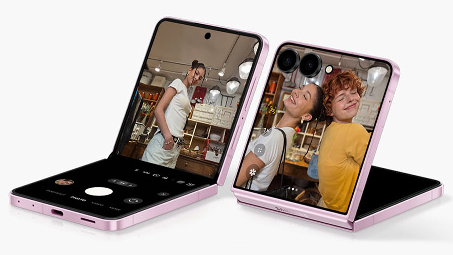 Telefon Samsung Galaxy Z Flip8 5G v rozloženém i složeném stavu