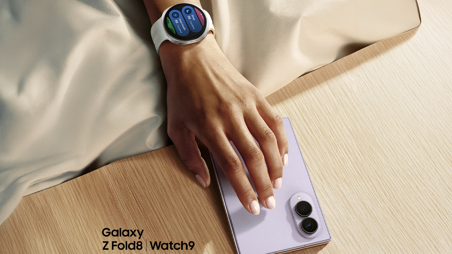 Žensk&aacute; ruka s hodinkami Galaxy Watch9 na telefonu Galaxy Z Fold8