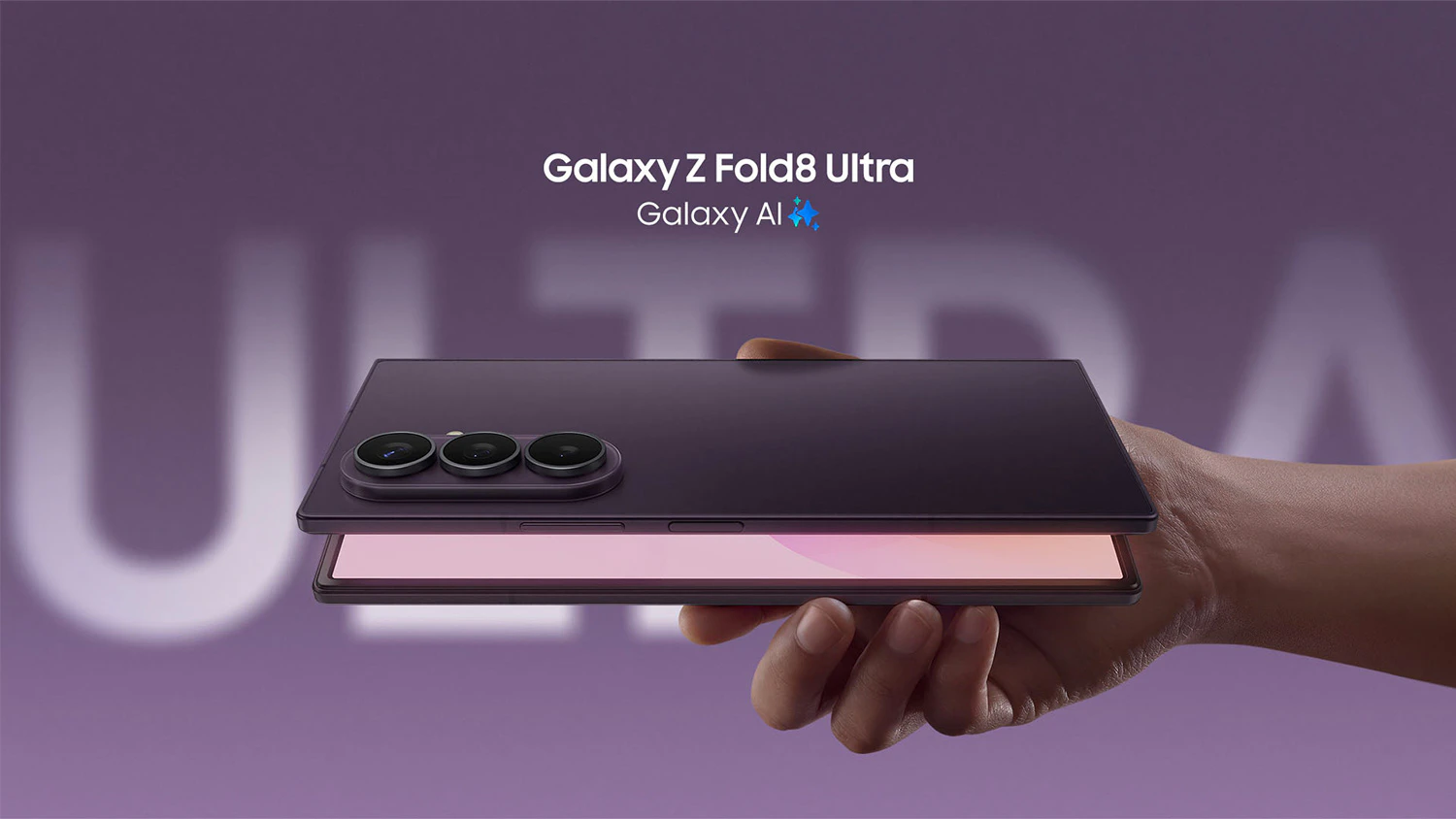 Ruka drž&iacute; telefon Samsung Galaxy Z Fold8 Ultra 5G
