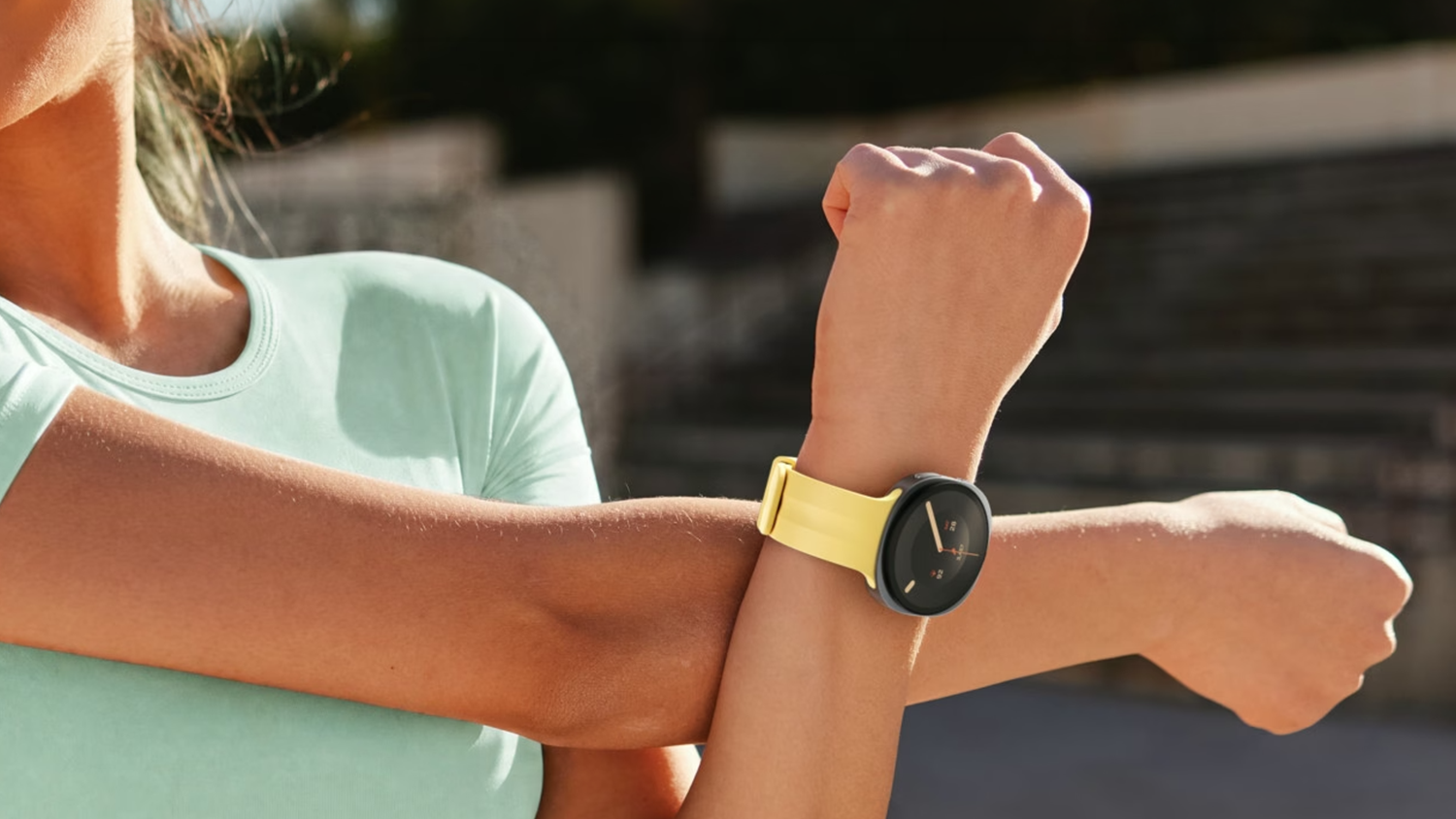 Žena se protahuje s řem&iacute;nkem Samsung Sport Band na ruce