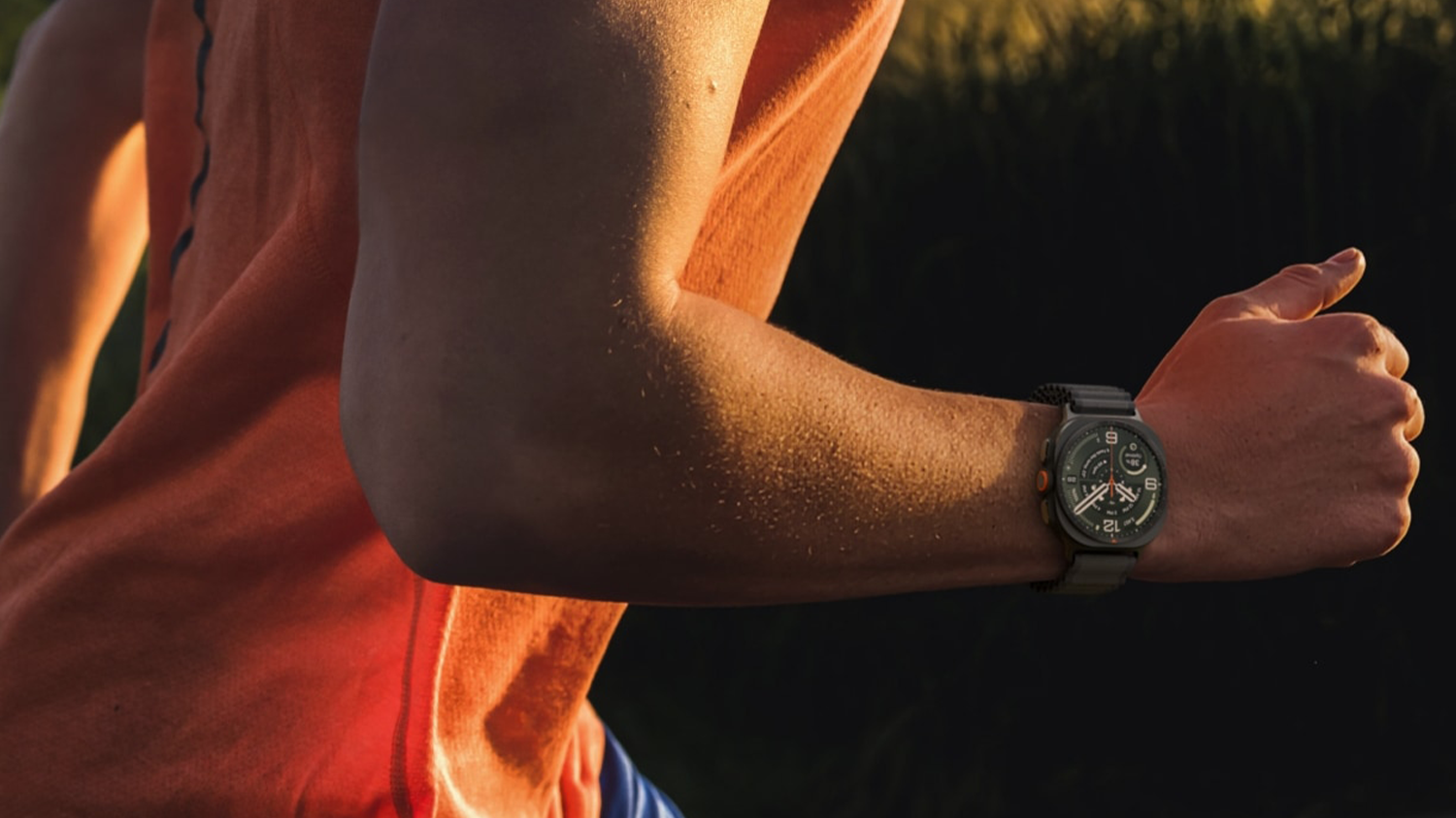 Muž při běžeck&eacute;m tr&eacute;ninku s řem&iacute;nkem Samsung Trail Band