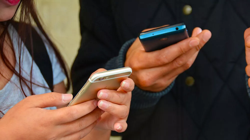 Ruce drž&iacute;c&iacute; mobiln&iacute; telefon Sencor ELEMENT P012S_02