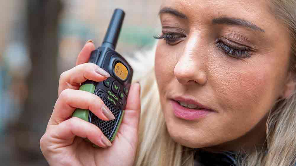 Žena komunikuje pomocou rádiostanice Sencor _02