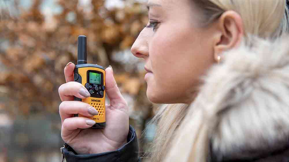 Žena komunikuje pomocou vysielačky Sencor _03