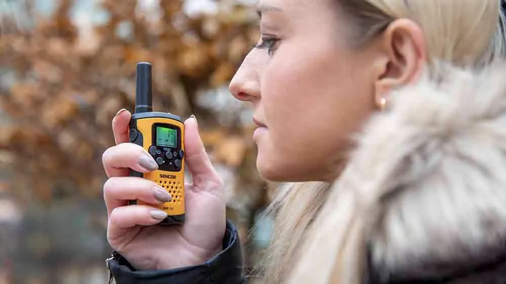 Žena komunikuje pomoc&iacute; vys&iacute;lačky Sencor _03