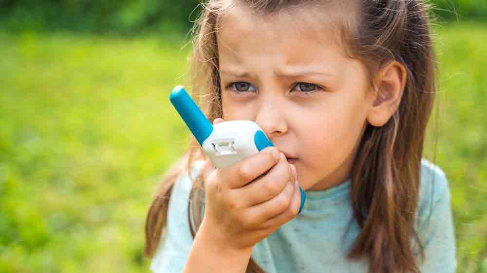 Malé dievčatko s detským vysílačkou_02