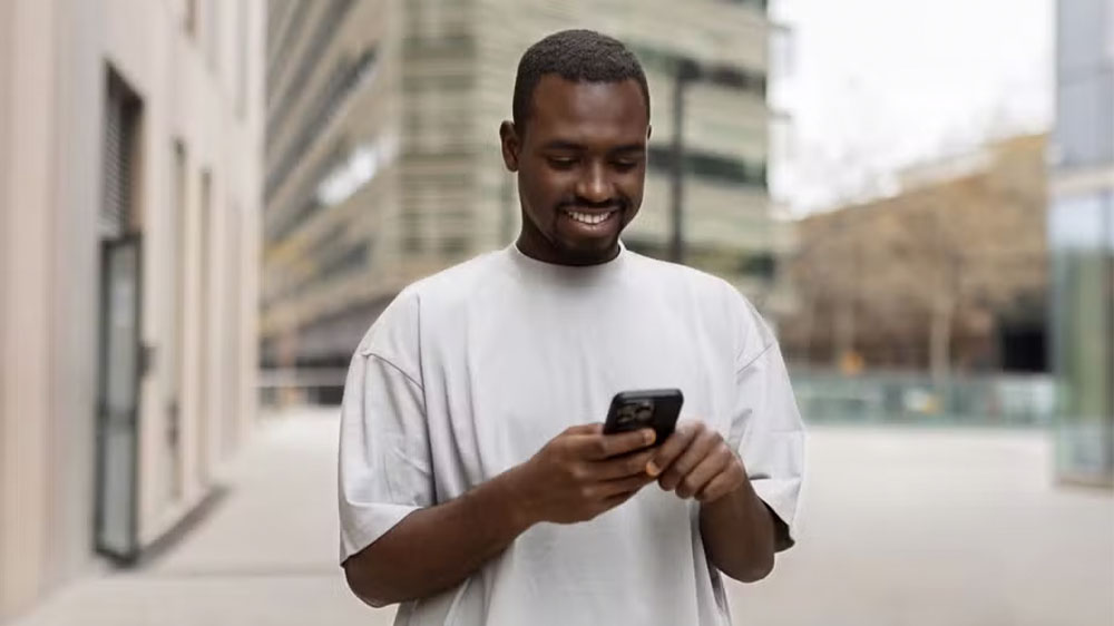 Muž s iPhone 16 Pro a krytem Spigen_2