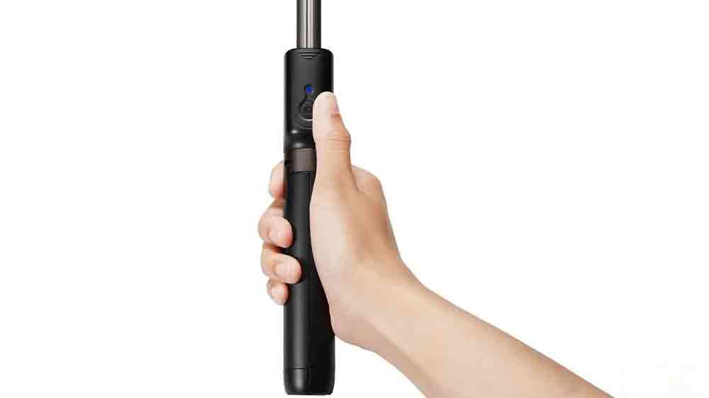 Ruka držící selfie tyč Spigen Selfie Stick Tripod S540W Black s odpojitelným dálkovým ovladačem_03