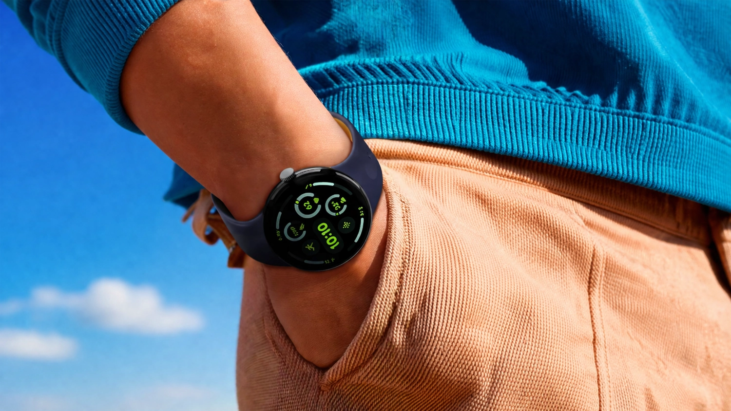 Muž má na ruce hodinky Google Pixel Watch