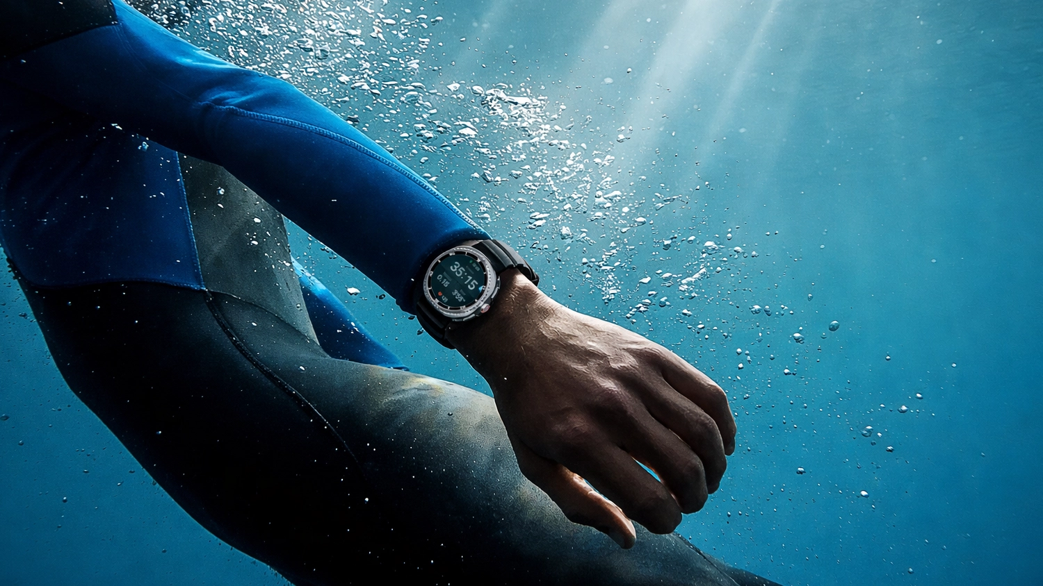 Muž plave s hodinkami Galaxy Wtach 8