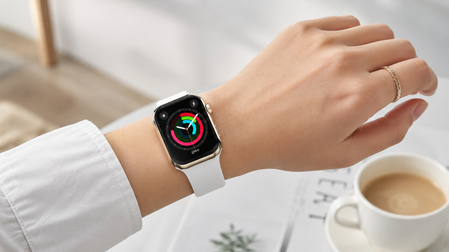 Žena se silikonov&yacute;m řem&iacute;nkem Apple Watch Swissten na ruce