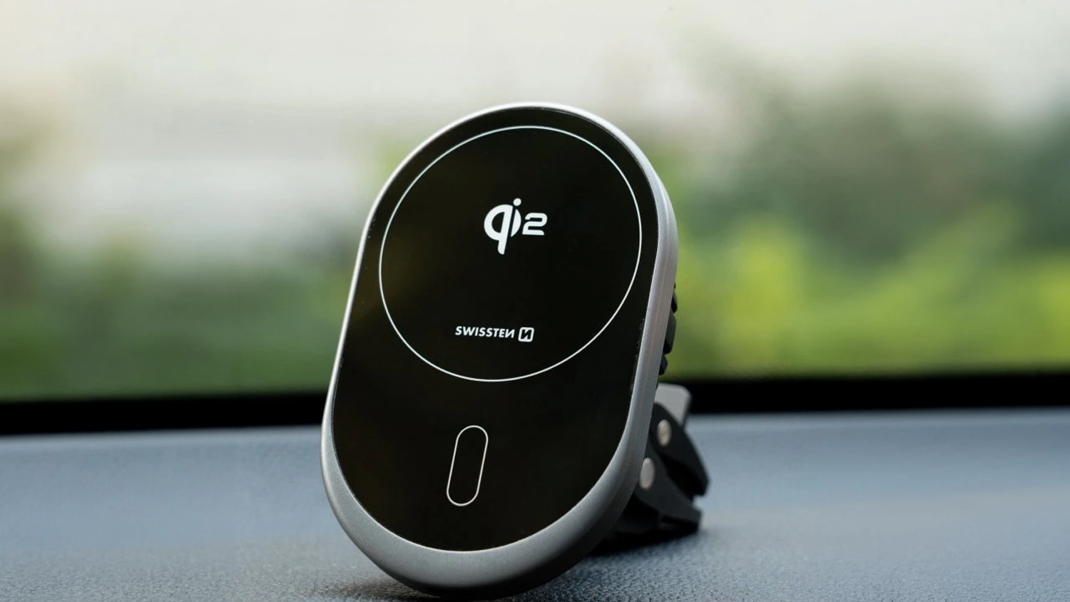 Nabíječka do auta SWISSTEN MagRide Qi2 15W na palubní desce