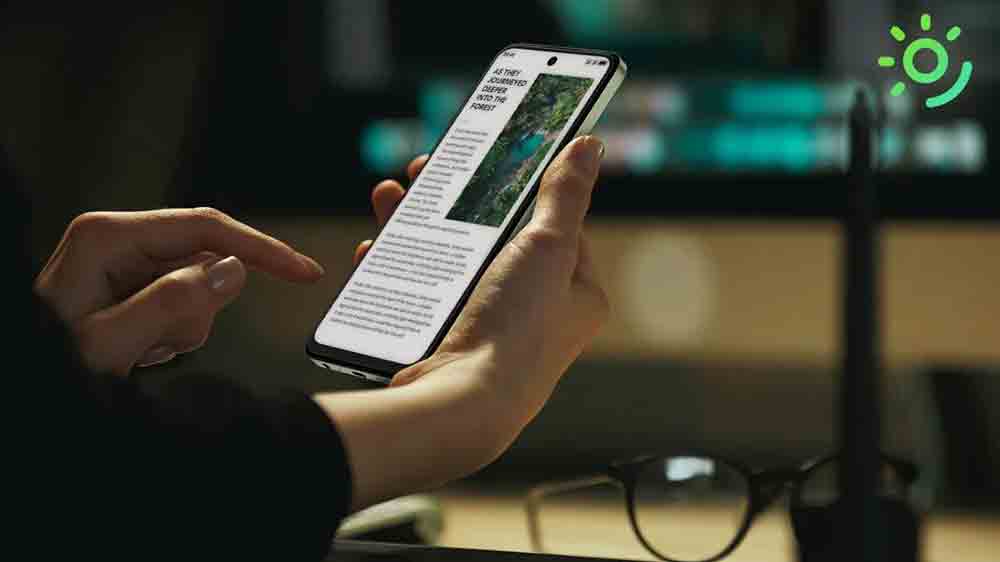 Člověk čtouc&iacute; na telefonu TCL 60SE NXTPAPER 5G_02