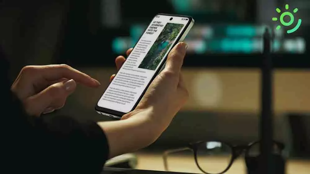 Člověk čtouc&iacute; na telefonu TCL 60SE NXTPAPER 5G_02