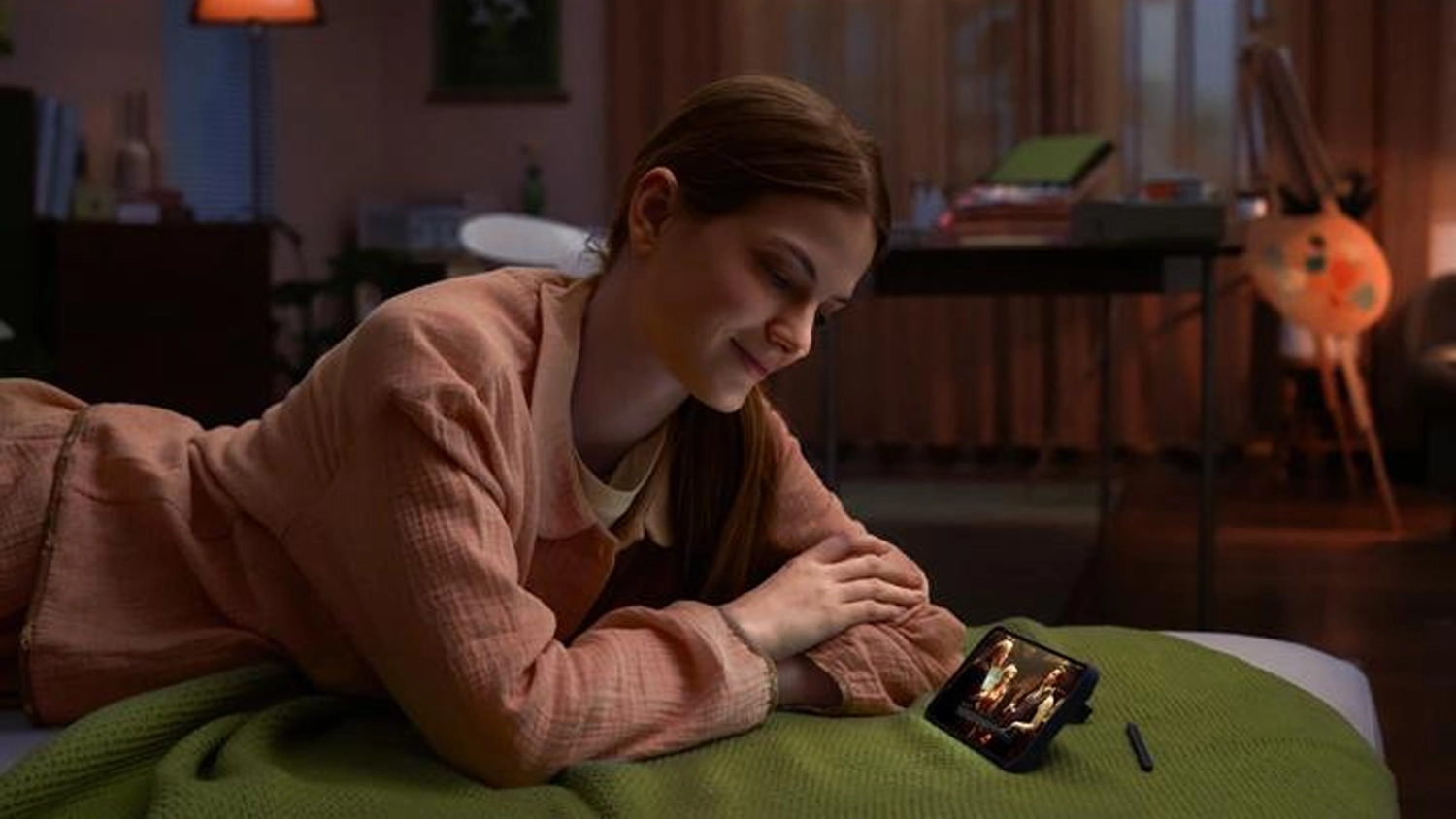 Slečna sledující film na telefonu TCL NXTPAPER 70 PRO