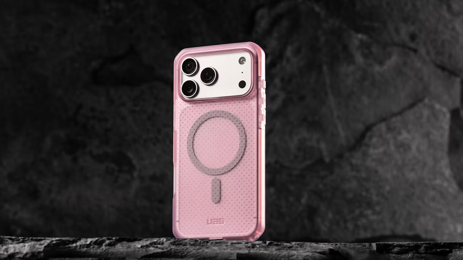 Kryt UAG Dot nasazen&yacute; na mobiln&iacute;m telefonu na sk&aacute;le