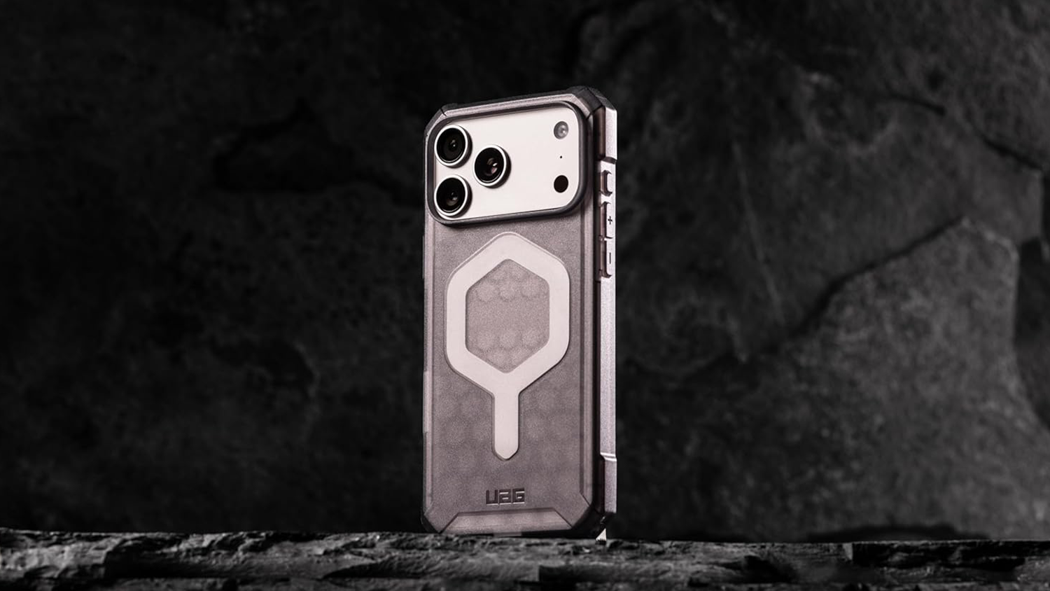 Mobilní telefon v krytu UAG UAG Essential Armor MS