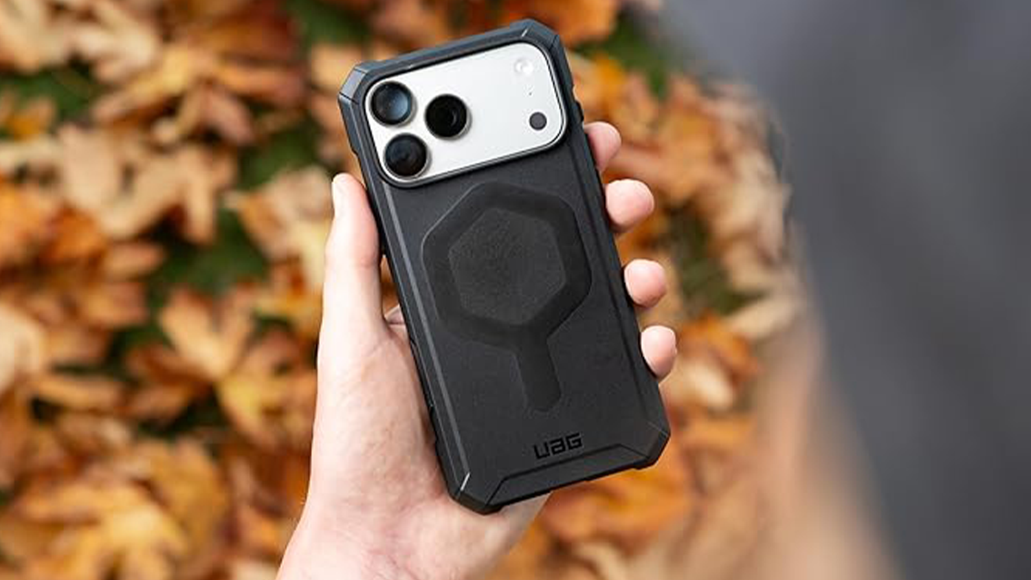 Mobiln&iacute; telefon v krytu UAG UAG Essential Armor MS