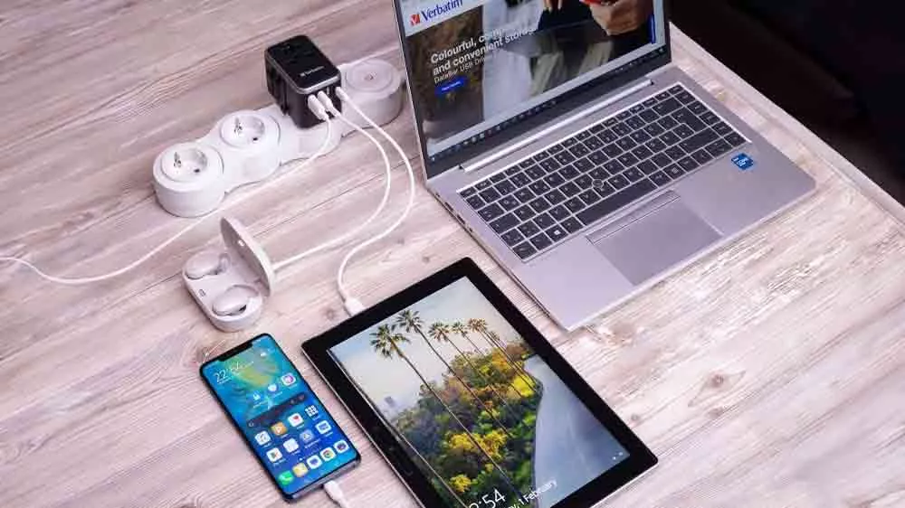 Nabíjení telefonu, sluchátek a tabletu pomocí cestovního adaptéru Verbatim_02