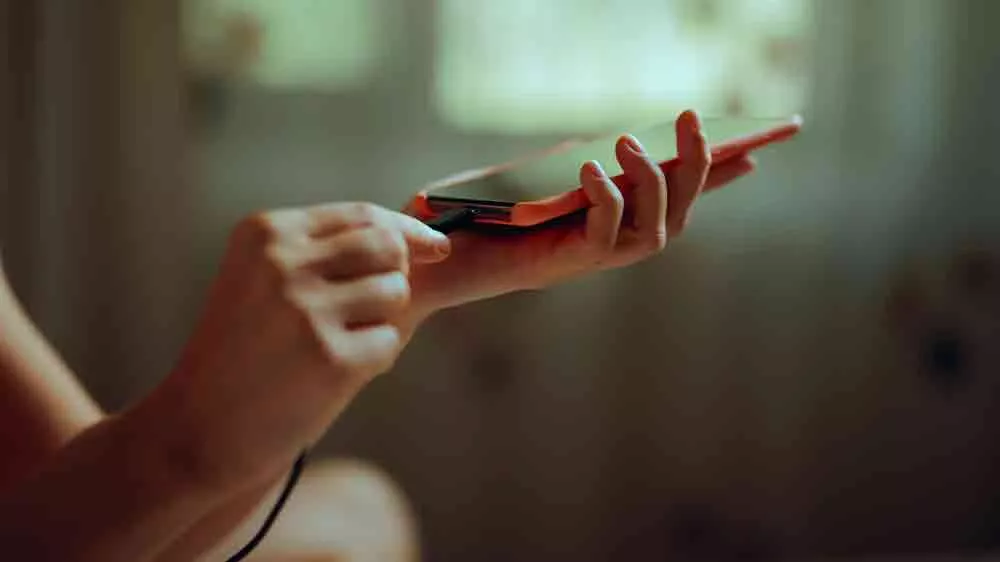 Ruka vkládající nabíječku do telefonu_03