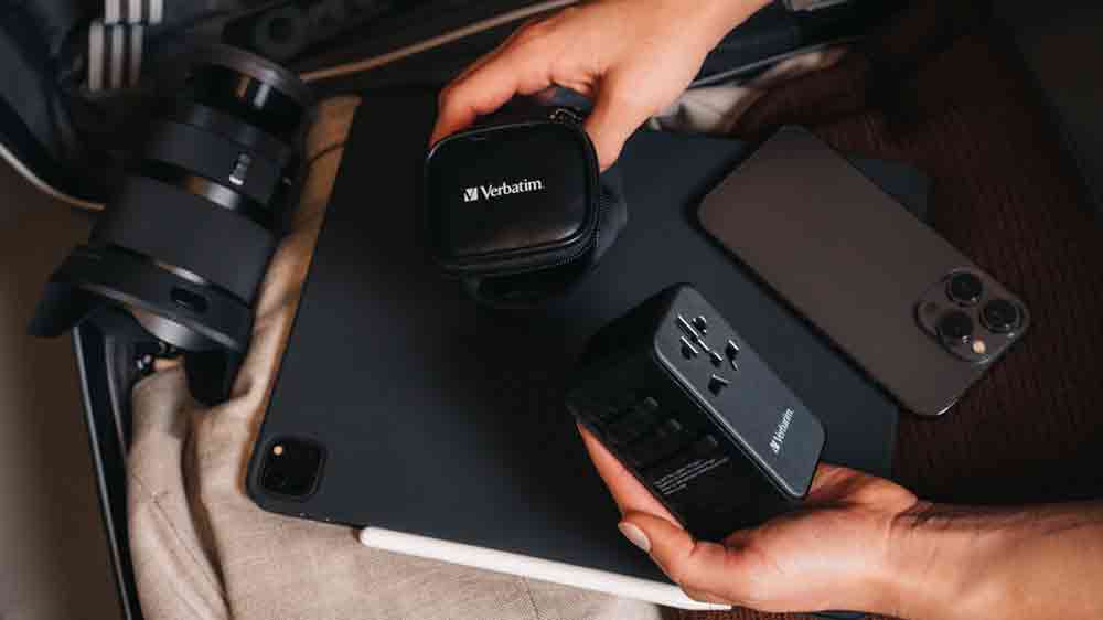 Verbatim GaN III UTA-10 v rukou nad zabaleným kufrem_03