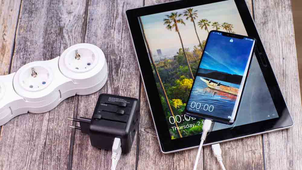 Univerzální cestovní adaptér Verbatim UTA-01 položený na dřevěném stole_02