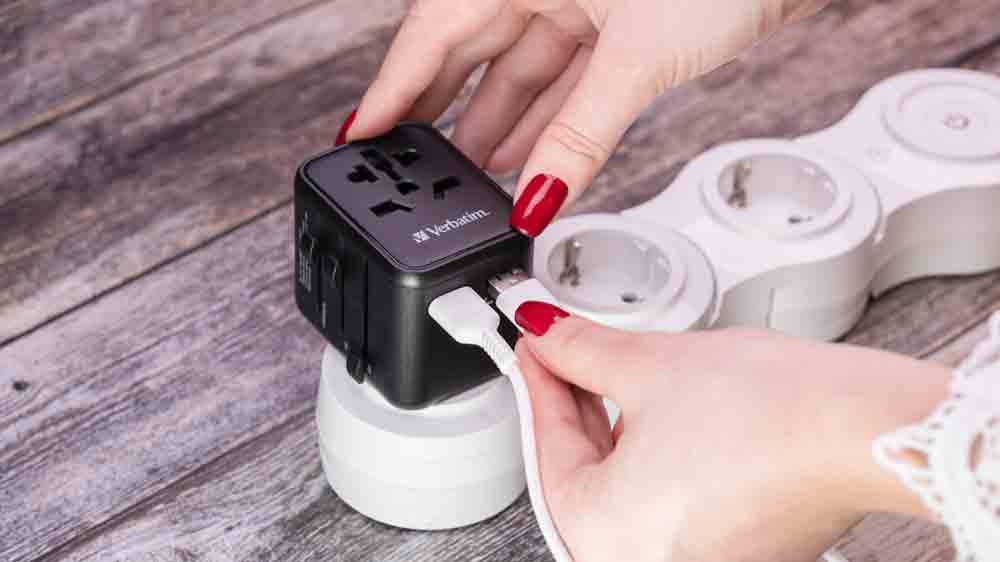 Ženské ruce zapojující kabel do univerzálního cestovního adaptéru Verbatim UTA-01_03