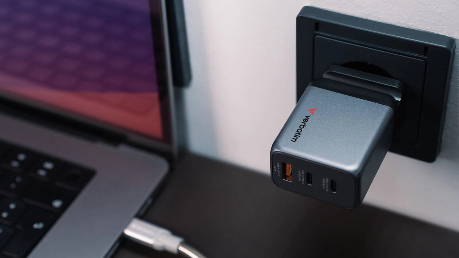 Cestovní adaptér Verbatim GaN 2xUSB-C 65W/USB-A 3.0 zapojený v zásuvce