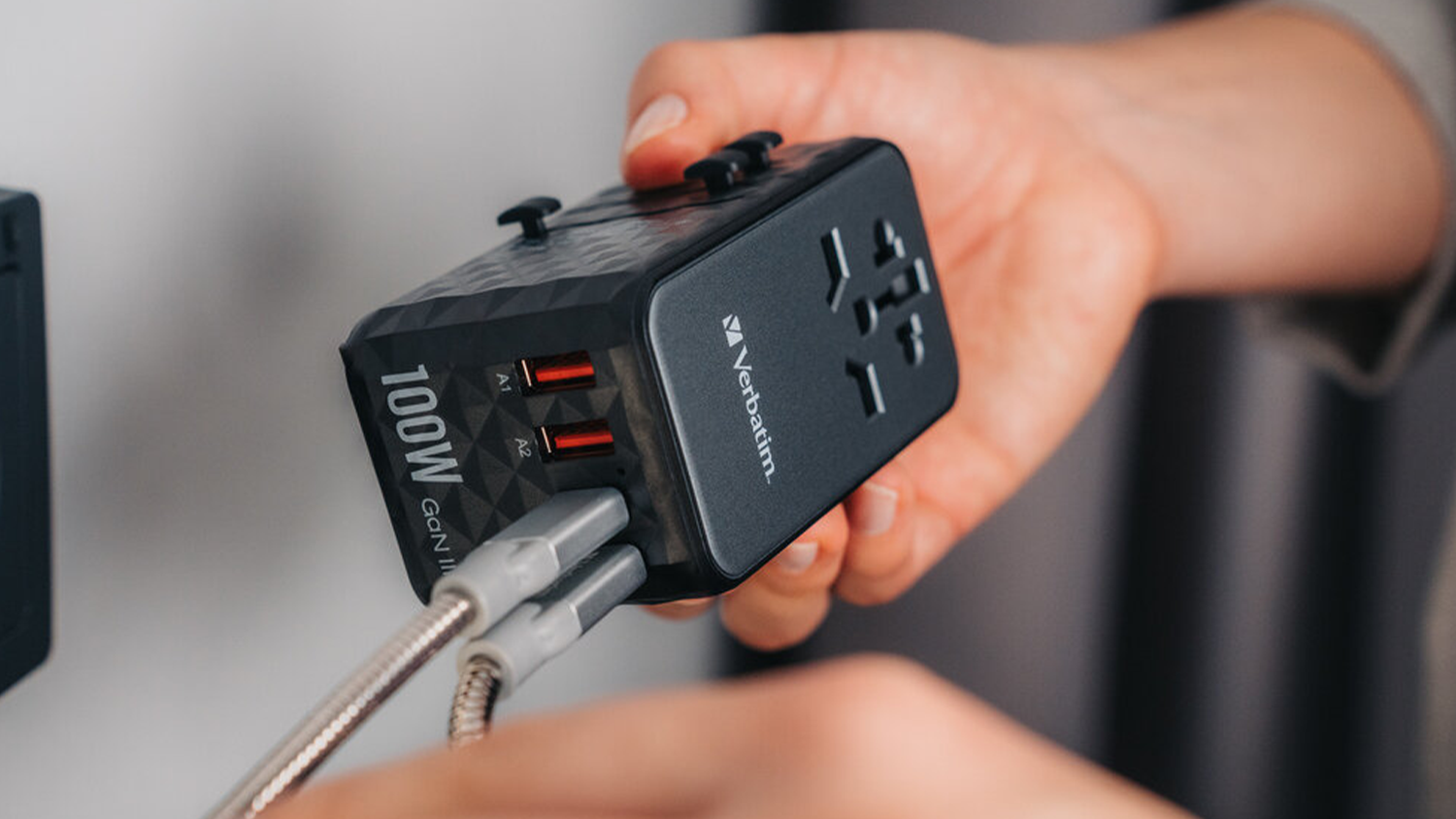 Detail adaptéru Verbatim GaN III s připojením kabelů USB-C