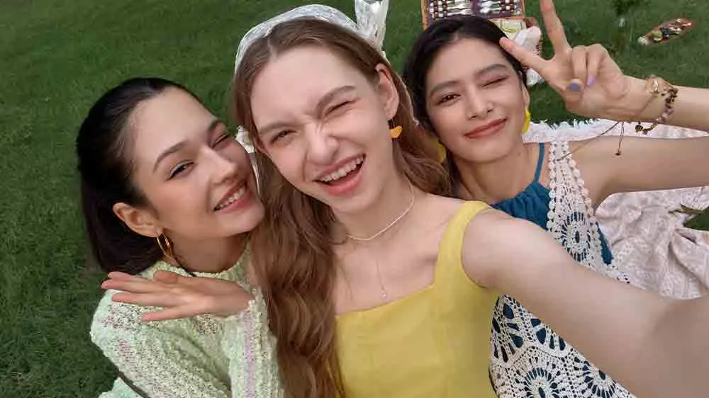 Mladé slečny se fotí na selfie_04