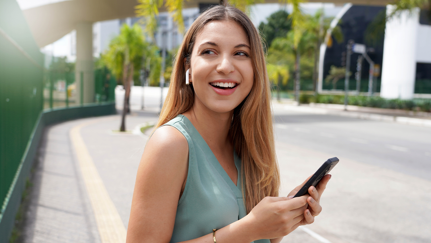 Žena s mobilem a sluch&aacute;tky