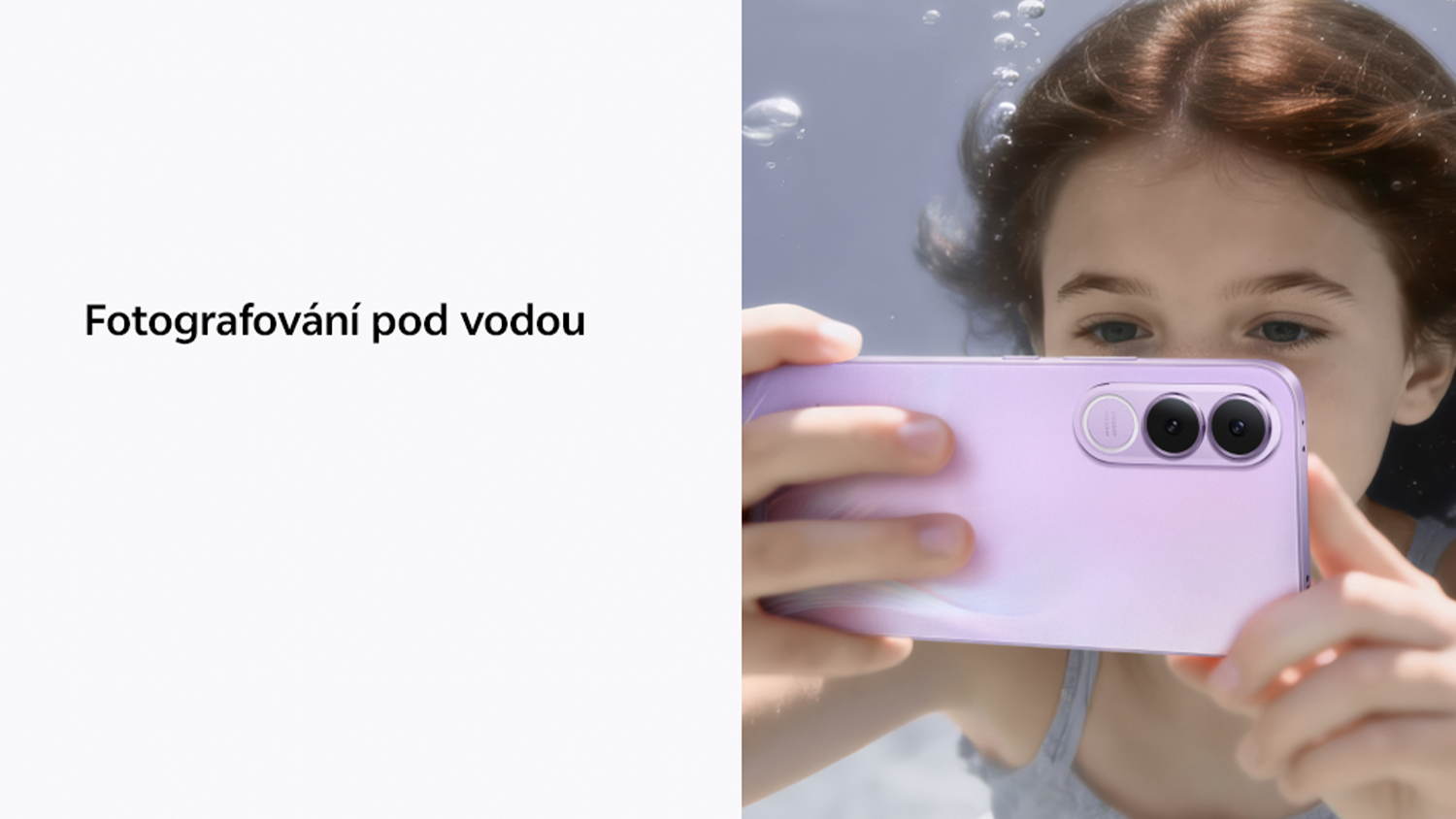 D&iacute;vka fot&iacute; telefonem pod vodou