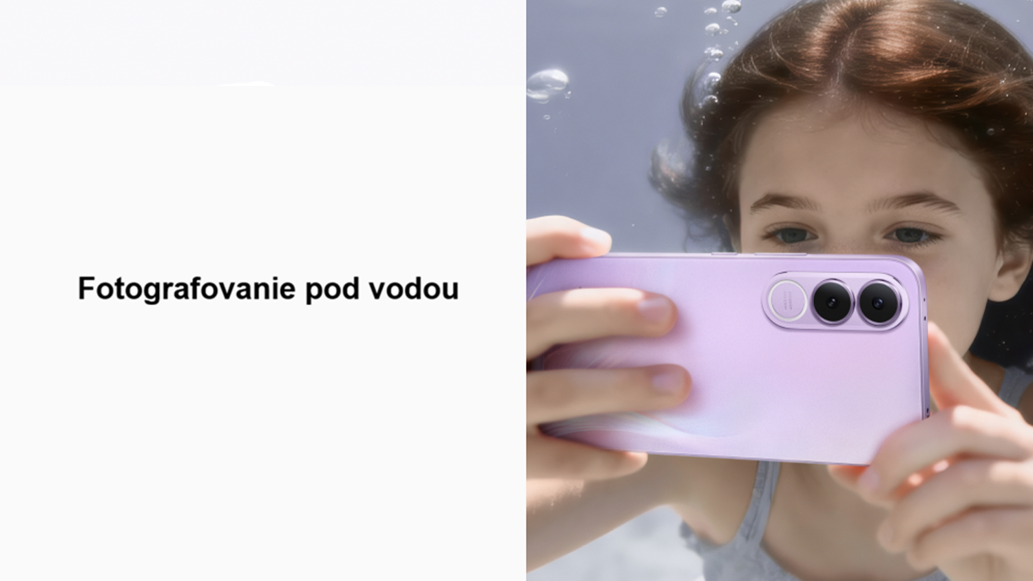 Dievča fotí telefónom pod vodou