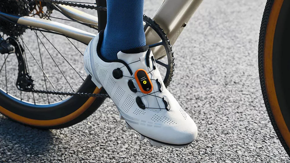Chytr&yacute; n&aacute;ramek Xiaomi Smart Band 9 s běžeck&yacute;m klipem přidělan&yacute;m na botě_03