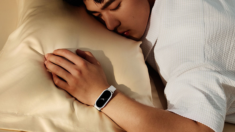 Muž spí s chytrým náramkem Xiaomi Smart Band 9_03
