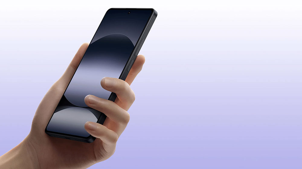 Člověk držící smartphone Xiaomi Redmi Note 14S_02