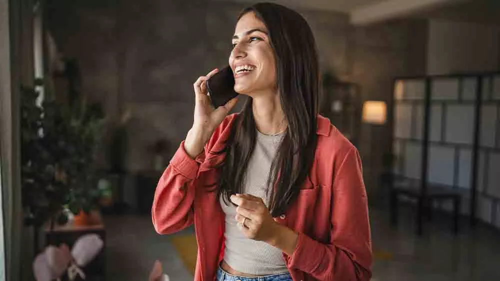 Usm&iacute;vaj&iacute;c&iacute; se žena telefonuje_02
