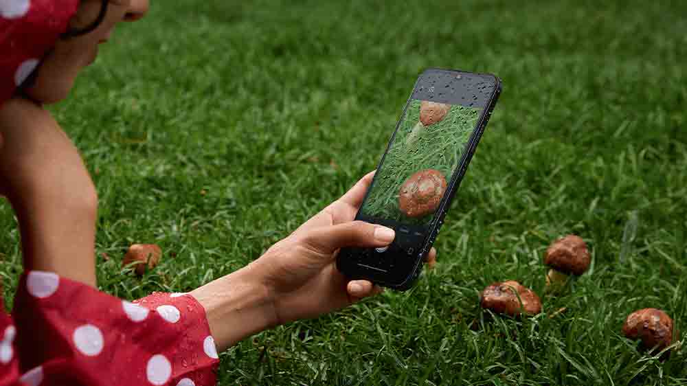 Ženská ruka ovládající smartphone Xiaomi Redmi 15C 4/128 GB v dešti_02