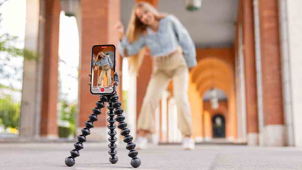 Dívka, která se natáčí na mobilní telefon na ulici_03