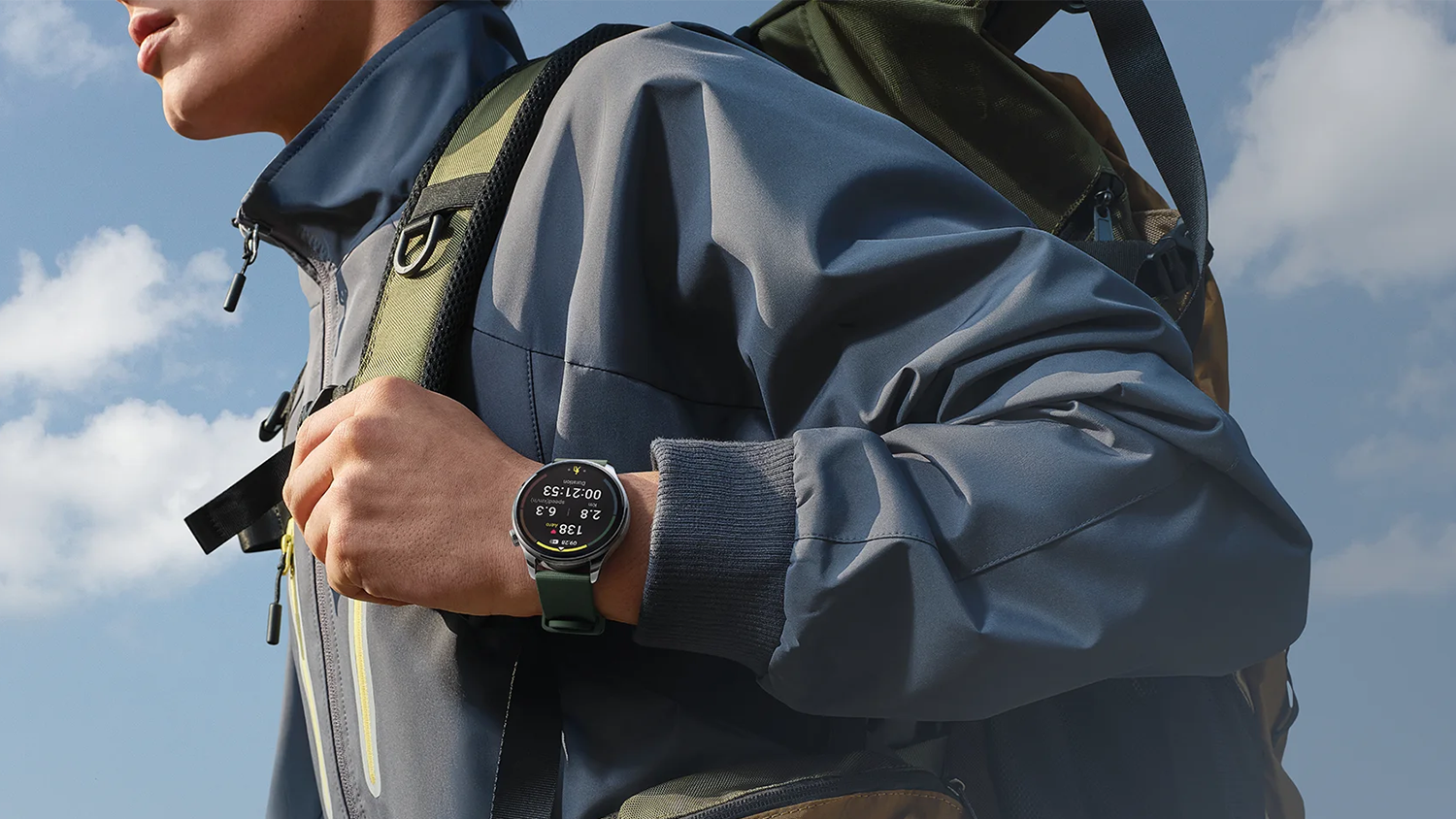 Turista s nasazenými hodinkami Xiaomi Watch 5
