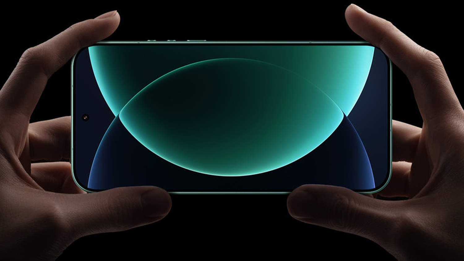 Ruce držící telefon Xiaomi 17 Ultra