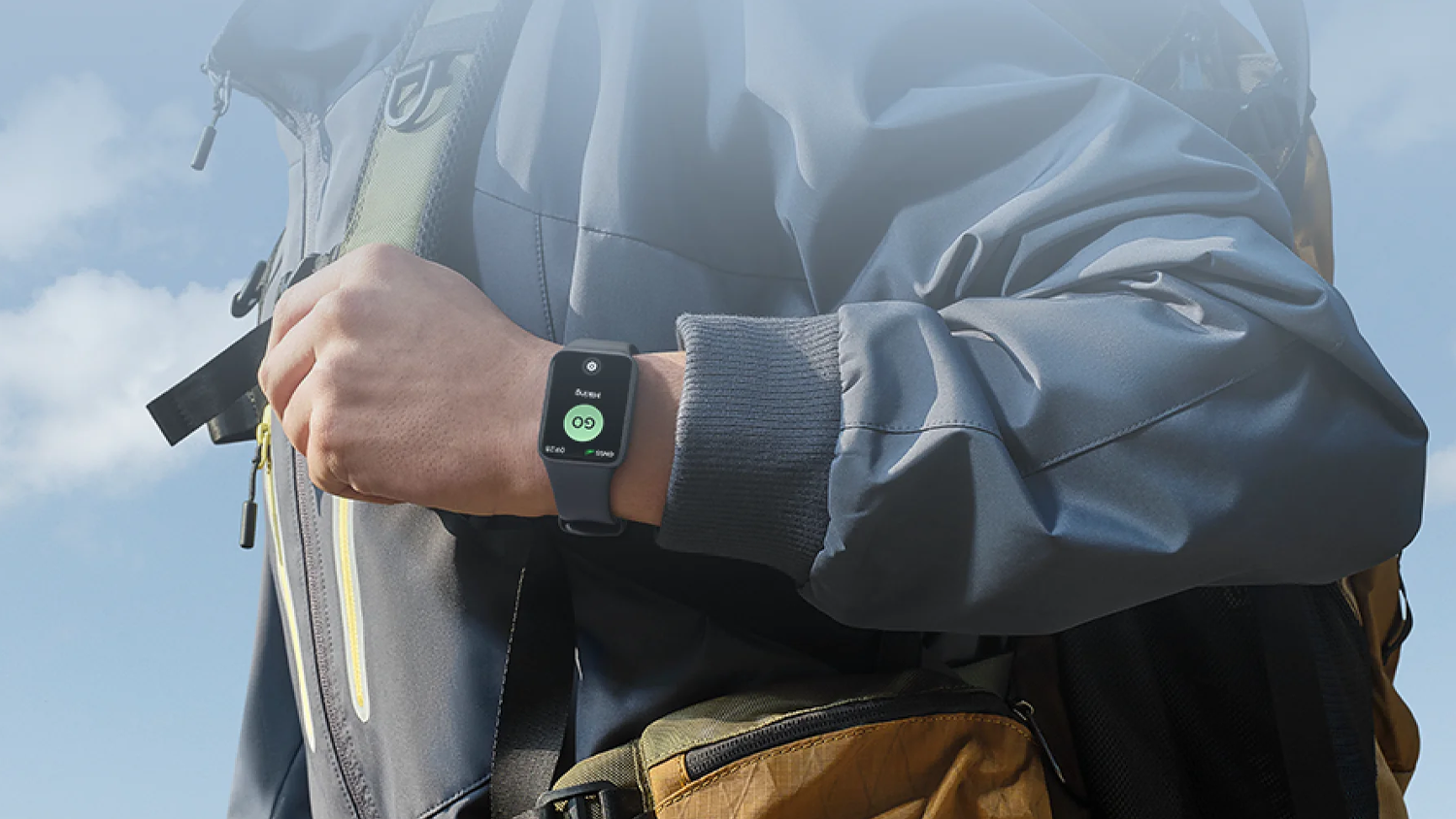 Turista s chytr&yacute;m n&aacute;ramkem Xiaomi Smart Band 10 Pro na ruce