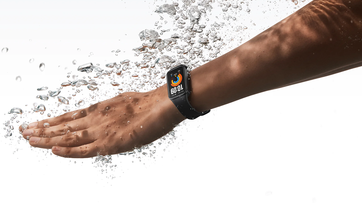 Ruka pod vodou s chytrým náramekem Xiaomi Smart Band 11 Active