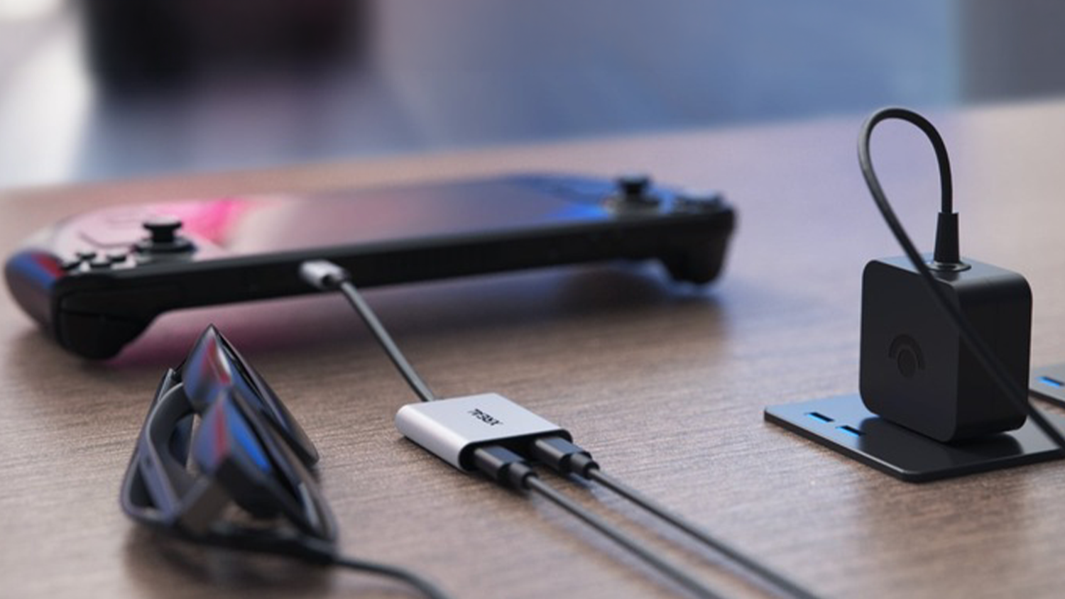 Nabíjecí adaptér XREAL Hub na stole s připojenou elektronikou