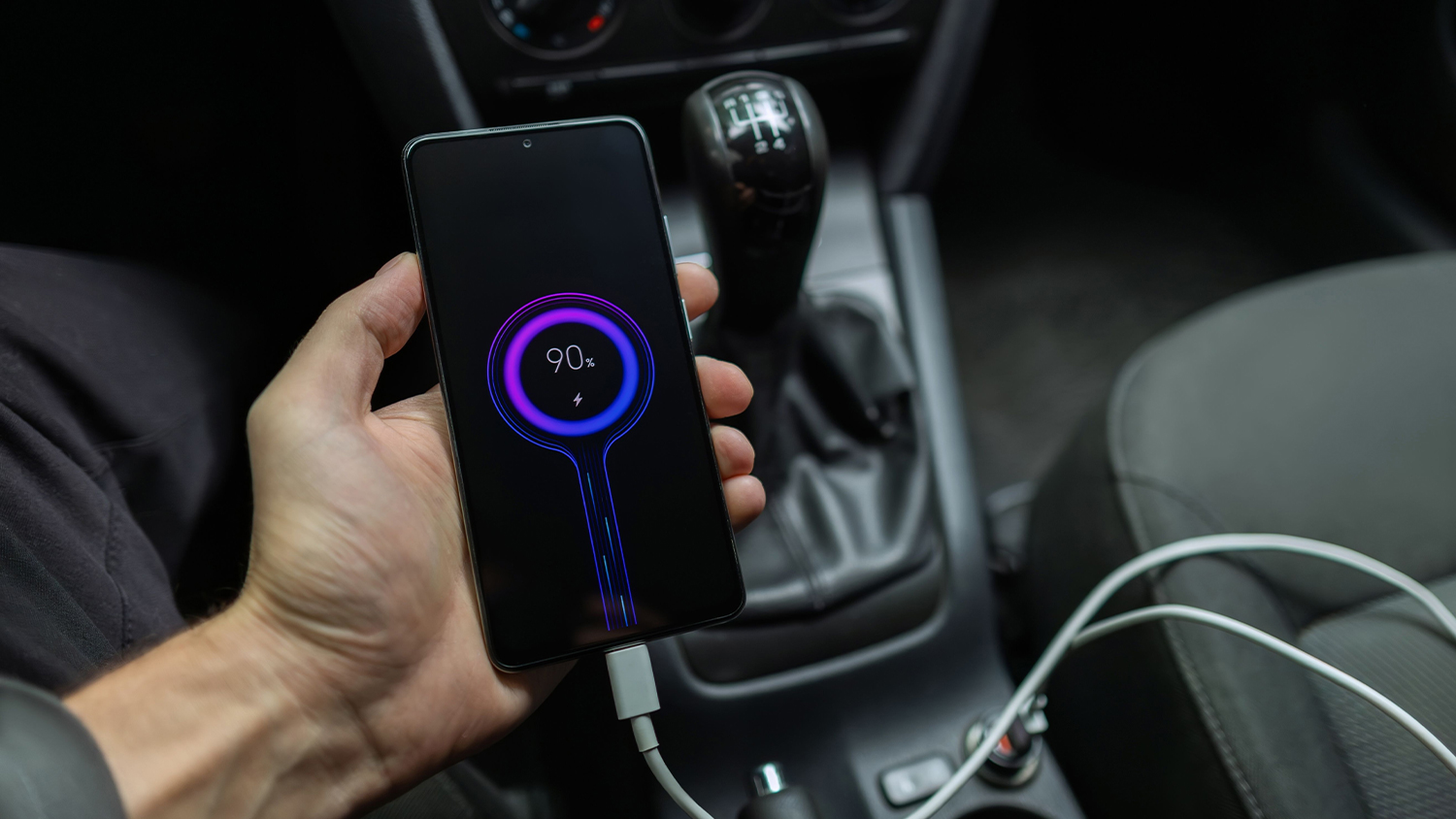 USB nabíječka do auta Yenkee YAC 2030 zapojena v automobilu při nabíjení mobilního zařízení