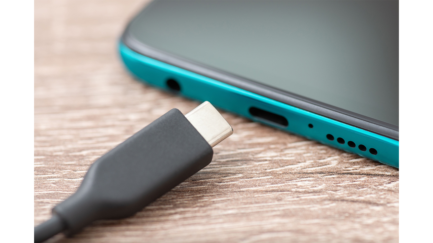 USB nab&iacute;ječka Yenkee YAC 2027BK během nab&iacute;jen&iacute; mobiln&iacute;ho telefonu s viditeln&yacute;m integrovan&yacute;m kabelem USB-C