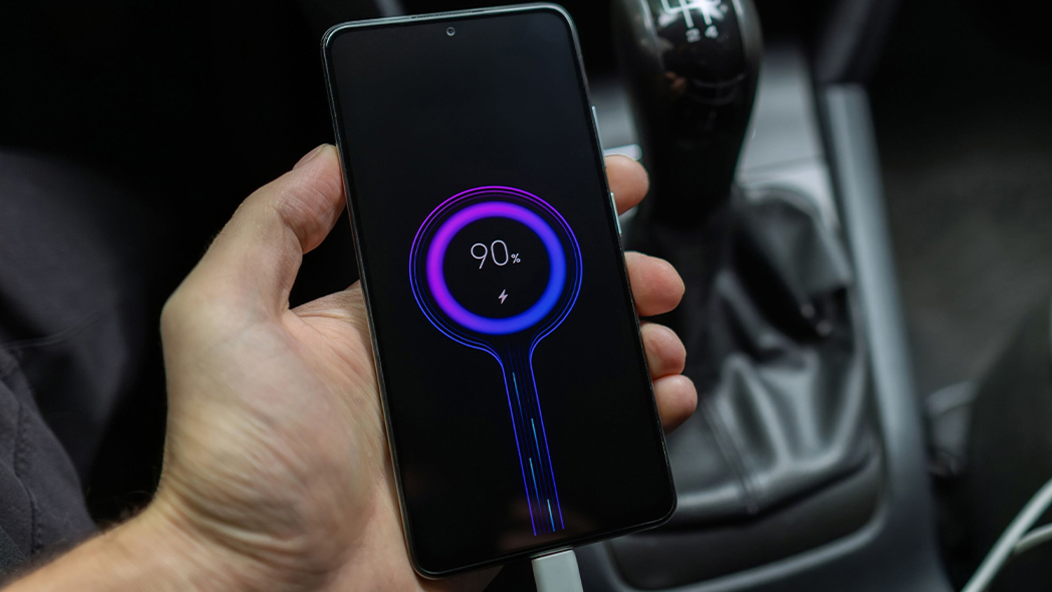 USB-C nab&iacute;jačka do z&aacute;suvky Yenkee YAC 2027 WH použit&aacute; pri nab&iacute;jan&iacute; mobiln&eacute;ho telef&oacute;nu na cest&aacute;ch