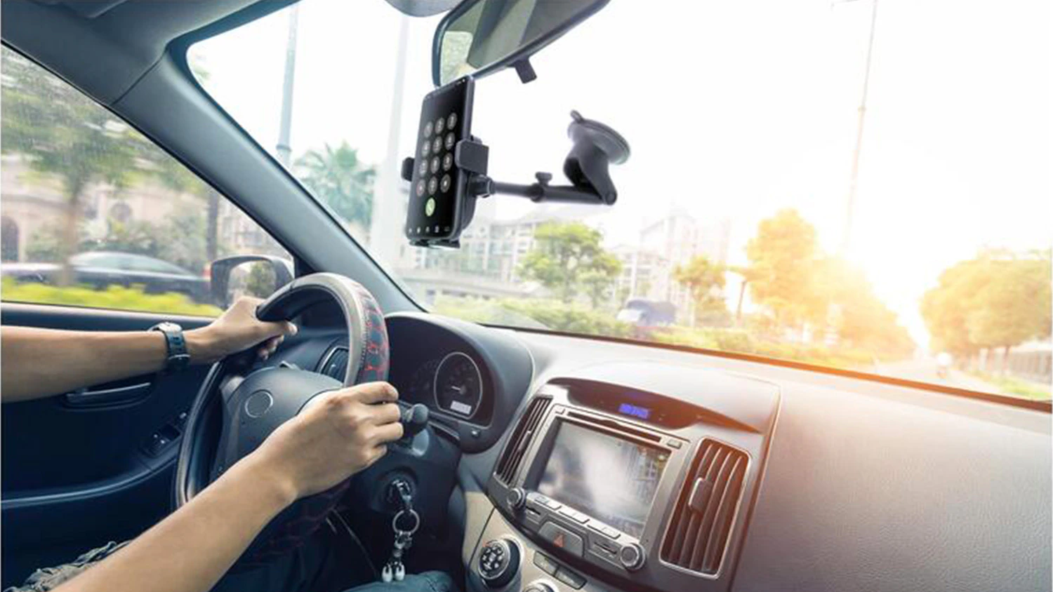 Držiak mobilného telefónu do auta Yenkee YSM 425 namontovaný v aute s telefónom pripraveným pre navigáciu.